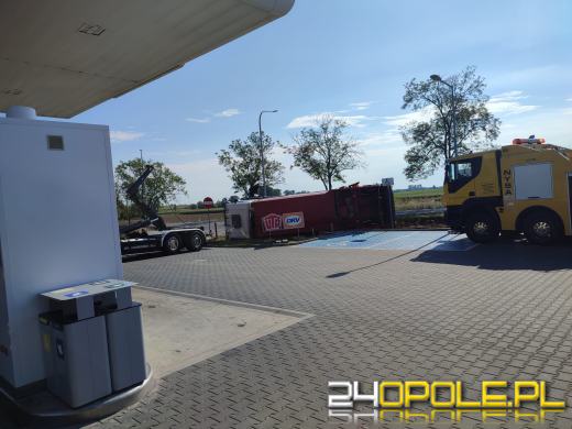 Samochód ciężarowy przewrócił się do rowu na DK 46