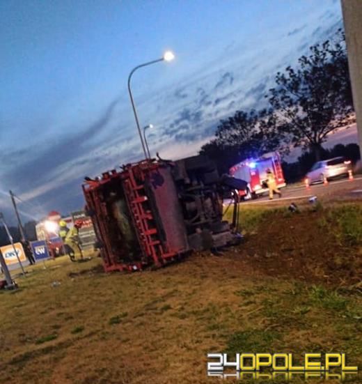 Samochód ciężarowy przewrócił się do rowu na DK 46
