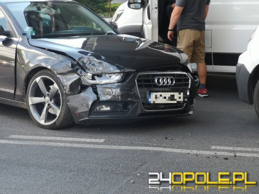 Utrudnienia na rondzie w Opolu. Doszło do zderzenia dwóch pojazdów