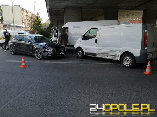 Utrudnienia na rondzie w Opolu. Doszło do zderzenia dwóch pojazdów