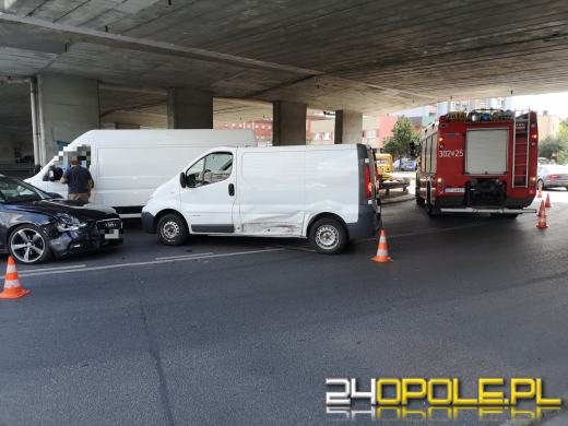 Utrudnienia na rondzie w Opolu. Doszło do zderzenia dwóch pojazdów