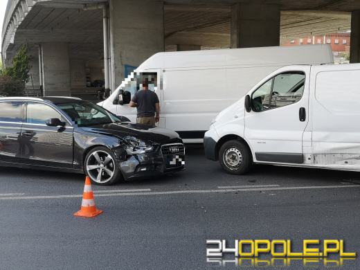 Utrudnienia na rondzie w Opolu. Doszło do zderzenia dwóch pojazdów