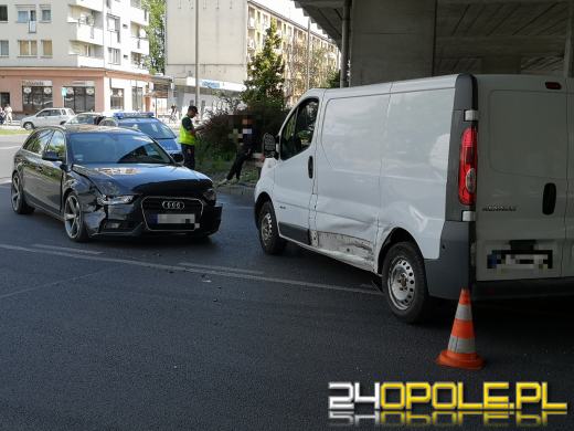 Utrudnienia na rondzie w Opolu. Doszło do zderzenia dwóch pojazdów