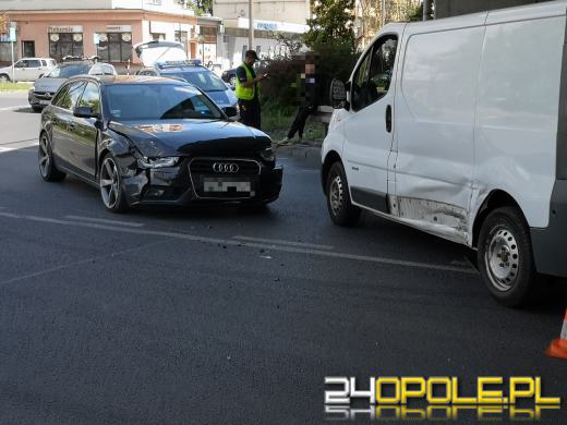 Utrudnienia na rondzie w Opolu. Doszło do zderzenia dwóch pojazdów