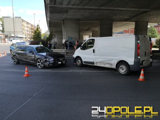 Utrudnienia na rondzie w Opolu. Doszło do zderzenia dwóch pojazdów