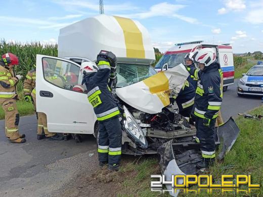 Poważny wypadek na trasie Żużela - Brożec. Bus zderzył się z ładowarką