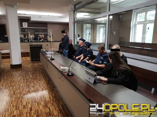 Pobili taksówkarza. Grożąc nożem zabrali pieniądze i telefon. Stanęli przed sądem