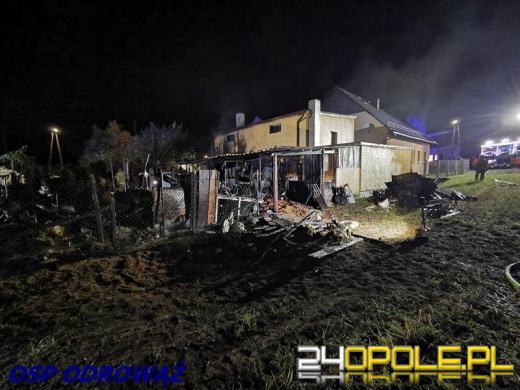 Budynki gospodarcze, w bliskim sąsiedztwie budynku mieszkalnego objęte ogniem. Akcja straży