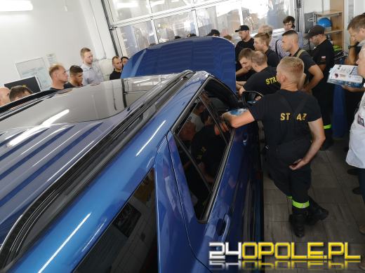 Opolscy strażacy przeszkoleni z wiedzy praktycznej o samochodach elektrycznych