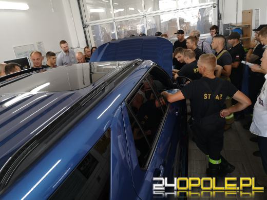 Opolscy strażacy przeszkoleni z wiedzy praktycznej o samochodach elektrycznych