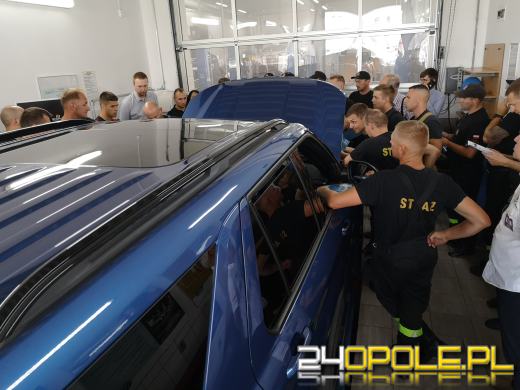 Opolscy strażacy przeszkoleni z wiedzy praktycznej o samochodach elektrycznych