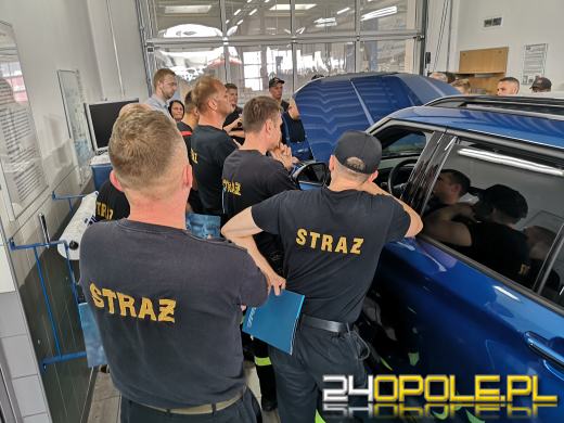 Opolscy strażacy przeszkoleni z wiedzy praktycznej o samochodach elektrycznych