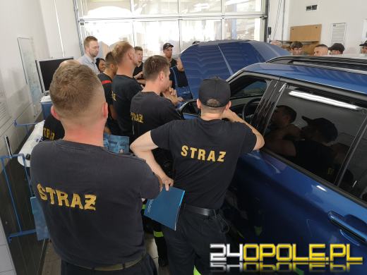 Opolscy strażacy przeszkoleni z wiedzy praktycznej o samochodach elektrycznych
