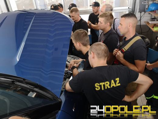 Opolscy strażacy przeszkoleni z wiedzy praktycznej o samochodach elektrycznych