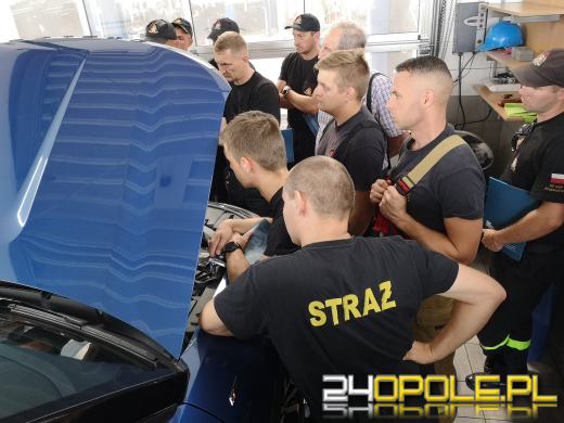 Opolscy strażacy przeszkoleni z wiedzy praktycznej o samochodach elektrycznych