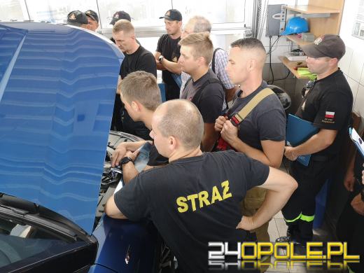 Opolscy strażacy przeszkoleni z wiedzy praktycznej o samochodach elektrycznych