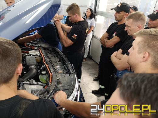 Opolscy strażacy przeszkoleni z wiedzy praktycznej o samochodach elektrycznych