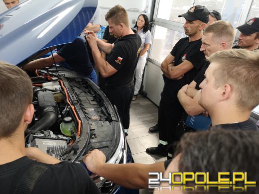 Opolscy strażacy przeszkoleni z wiedzy praktycznej o samochodach elektrycznych