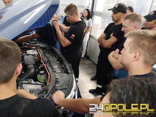 Opolscy strażacy przeszkoleni z wiedzy praktycznej o samochodach elektrycznych