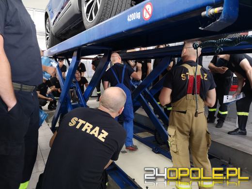 Opolscy strażacy przeszkoleni z wiedzy praktycznej o samochodach elektrycznych