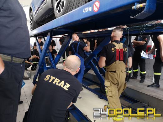 Opolscy strażacy przeszkoleni z wiedzy praktycznej o samochodach elektrycznych