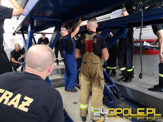 Opolscy strażacy przeszkoleni z wiedzy praktycznej o samochodach elektrycznych