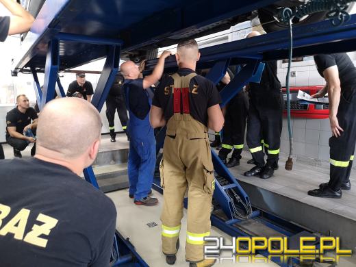 Opolscy strażacy przeszkoleni z wiedzy praktycznej o samochodach elektrycznych