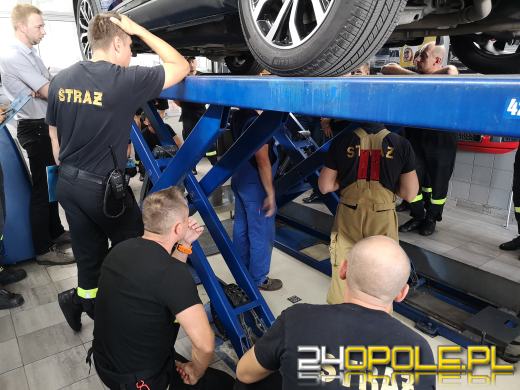 Opolscy strażacy przeszkoleni z wiedzy praktycznej o samochodach elektrycznych