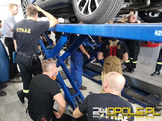 Opolscy strażacy przeszkoleni z wiedzy praktycznej o samochodach elektrycznych