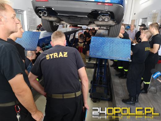 Opolscy strażacy przeszkoleni z wiedzy praktycznej o samochodach elektrycznych