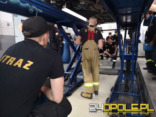 Opolscy strażacy przeszkoleni z wiedzy praktycznej o samochodach elektrycznych