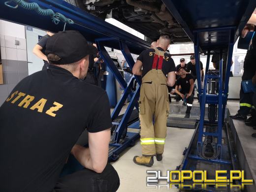 Opolscy strażacy przeszkoleni z wiedzy praktycznej o samochodach elektrycznych