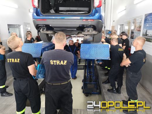 Opolscy strażacy przeszkoleni z wiedzy praktycznej o samochodach elektrycznych