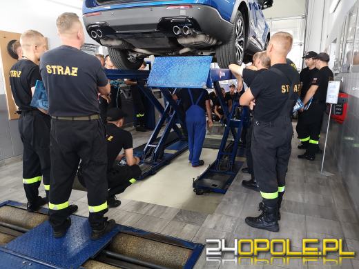 Opolscy strażacy przeszkoleni z wiedzy praktycznej o samochodach elektrycznych