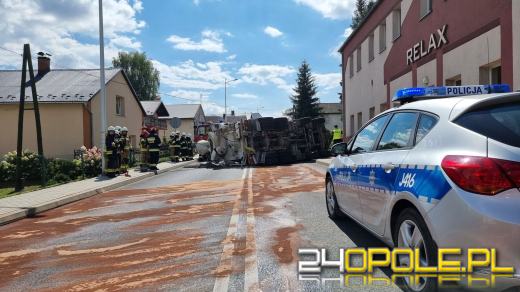 Wypadek z udziałem betoniarki w Pawłowiczkach. Droga jest nieprzejezdna