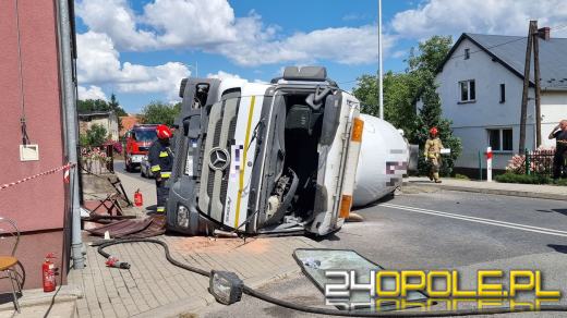 Wypadek z udziałem betoniarki w Pawłowiczkach. Droga jest nieprzejezdna