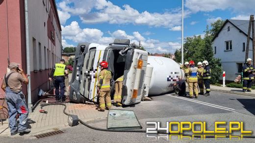 Wypadek z udziałem betoniarki w Pawłowiczkach. Droga jest nieprzejezdna