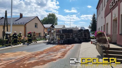 Wypadek z udziałem betoniarki w Pawłowiczkach. Droga jest nieprzejezdna