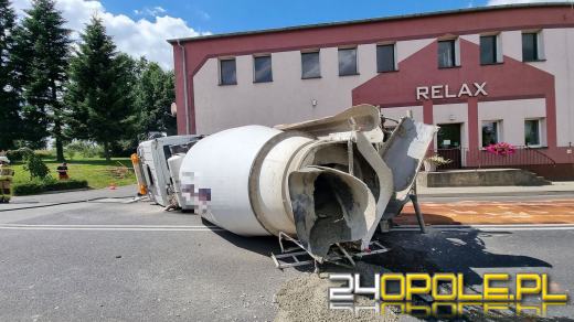 Wypadek z udziałem betoniarki w Pawłowiczkach. Droga jest nieprzejezdna