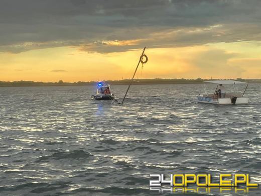 Pełne ręce roboty wodniaków z Nysy. Wiatr przewrócił jacht