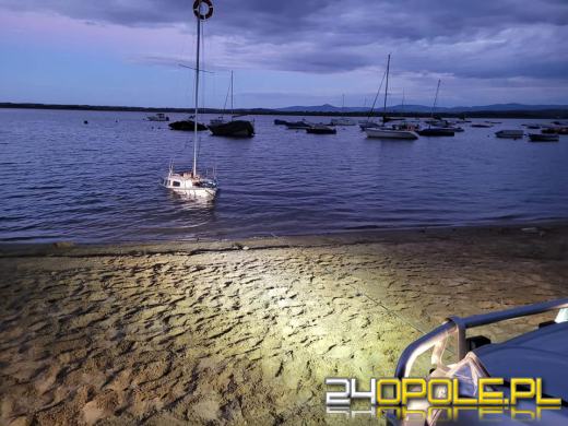 Pełne ręce roboty wodniaków z Nysy. Wiatr przewrócił jacht