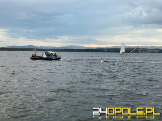 Pełne ręce roboty wodniaków z Nysy. Wiatr przewrócił jacht