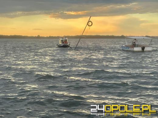 Pełne ręce roboty wodniaków z Nysy. Wiatr przewrócił jacht