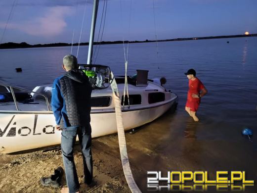 Pełne ręce roboty wodniaków z Nysy. Wiatr przewrócił jacht