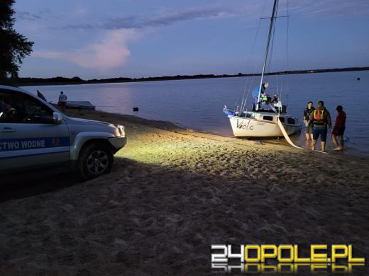 Pełne ręce roboty wodniaków z Nysy. Wiatr przewrócił jacht