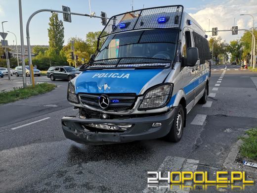 Kolizja z udziałem radiowozu na Chabrach