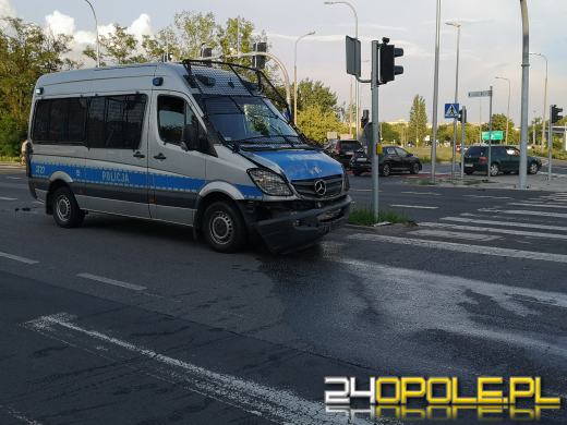 Kolizja z udziałem radiowozu na Chabrach