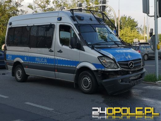 Kolizja z udziałem radiowozu na Chabrach