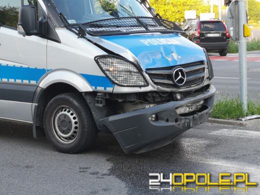 Kolizja z udziałem radiowozu na Chabrach