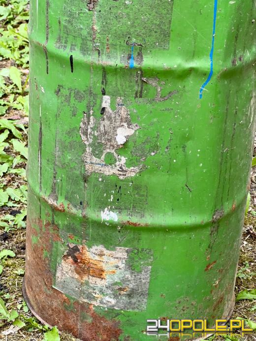 Beczka po chemikaliach wyłowiona z Odry